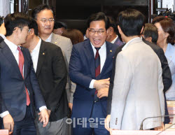 [포토]의원총회, '미소보이는 송언석 원내대표'                                                                                                                                                  