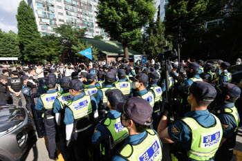 경찰, '잠실7동 투표소 봉쇄' 시위대 해산 명령…진입 앞둬