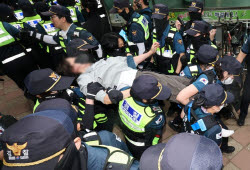 [속보]경찰, 잠실 투표소 투표함 반출 성공