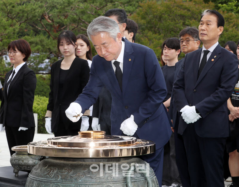  분향하는 강호동 농협중앙회장                                                                                                                                                                     