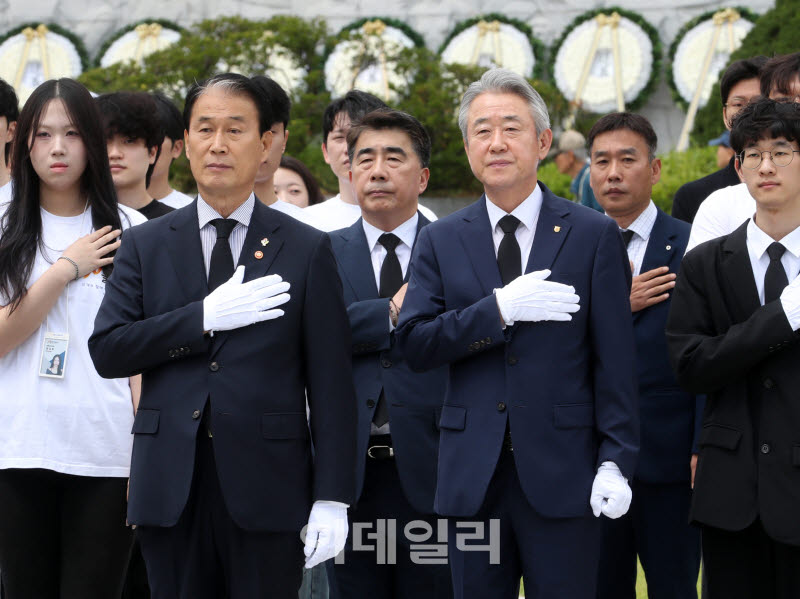  참배하는 권오을 장관과 강호동 농협회장                                                                                                                                                           