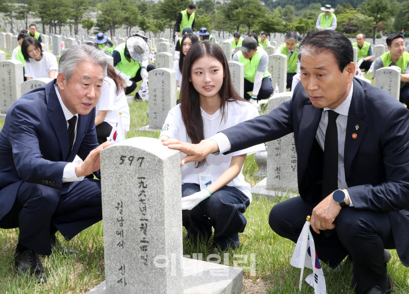  국화 한 송이 헌화행사                                                                                                                                                                            