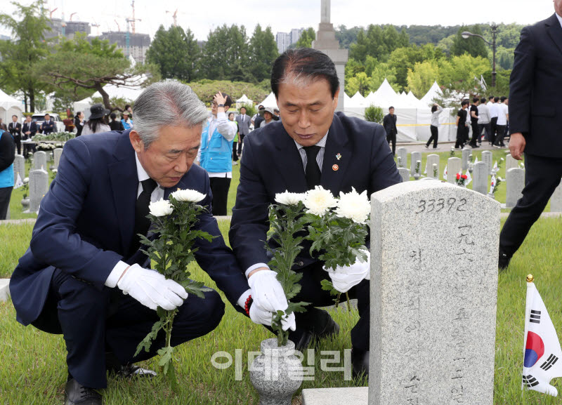  헌화하는 권오을 장관과 강호동 농협회장                                                                                                                                                           