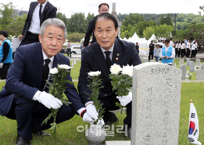  묘역 단장하는 권오을 장관과 강호동 농협회장                                                                                                                                                      