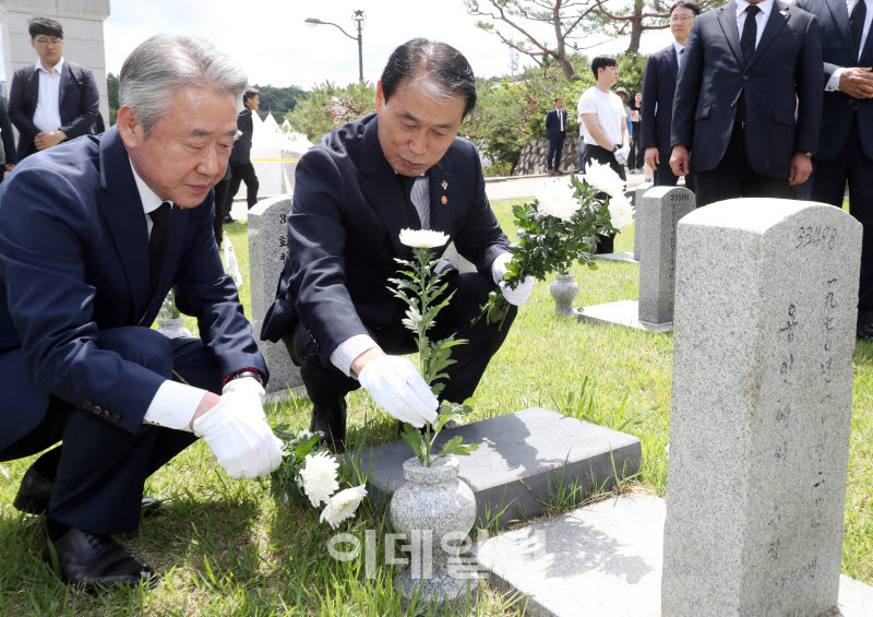  국화 헌화하는 권오을 장관과 강호동 농협회장                                                                                                                                                      
