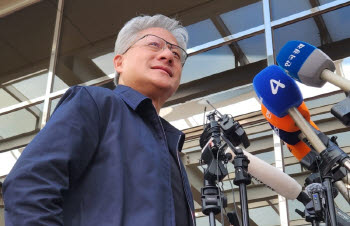 젠슨황 "메모리 3사 HBM4 퀄 통과…베라루빈 본격 양산"