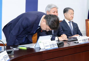 조국 빠진 혁신당 해단식…합당 이슈 던졌지만 민주당 '글쎄'