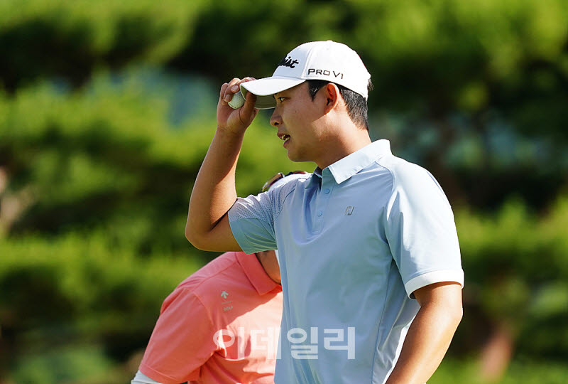  안지민, 버디 인사하며 선두에                                                                                                                                                                     
