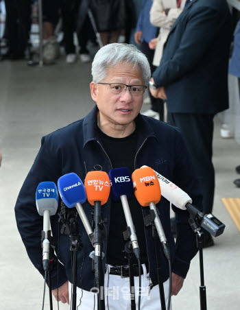 [속보] 젠슨황, 홍대 고깃집 도착…최태원·구광모·이해진 '형님회동' 시작