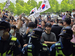 올림픽공원 개표소 봉쇄한 시위대, '재선거' 요구하며 시민 감금까지[르포]