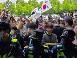 올림픽공원 개표소 봉쇄한 시위대, '재선거' 요구하며 시민 감금까지[르포]