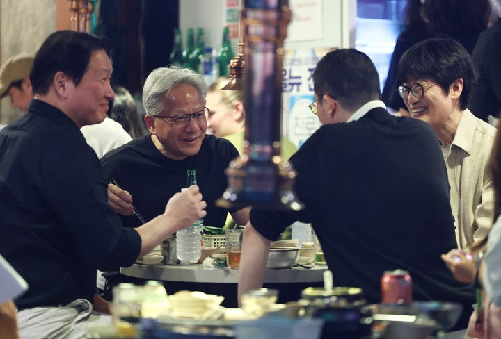 엔비디아, 한국 AI기술센터 설립…젠슨 황 "서울이 유력"