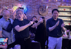 젠슨 황, 이번엔 BBQ서 ‘치맥’…K치킨 또 웃었다