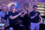 젠슨 황, 이번엔 BBQ서 ‘치맥’…K치킨 또 웃었다