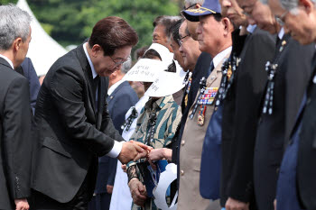 중앙보훈병원 찾은 李 “희생·헌신 덕분에 오늘의 대한민국 있어”