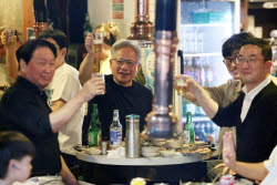 젠슨 황, 깐부치킨 또 간다…오늘 저녁 최태원과 회동