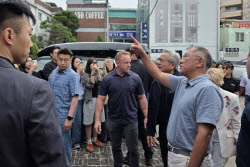 젠슨 황-정의선, 깜짝 '냉면 회동'…을지로 '우래옥'서 만나