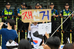 성조기 사라진 `개표소 시위`…