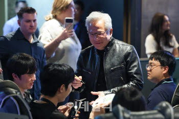 "게임과 AI가 만나는 시대"…크래프톤·엔씨 찾은 젠슨 황, PC방 투어(종합)