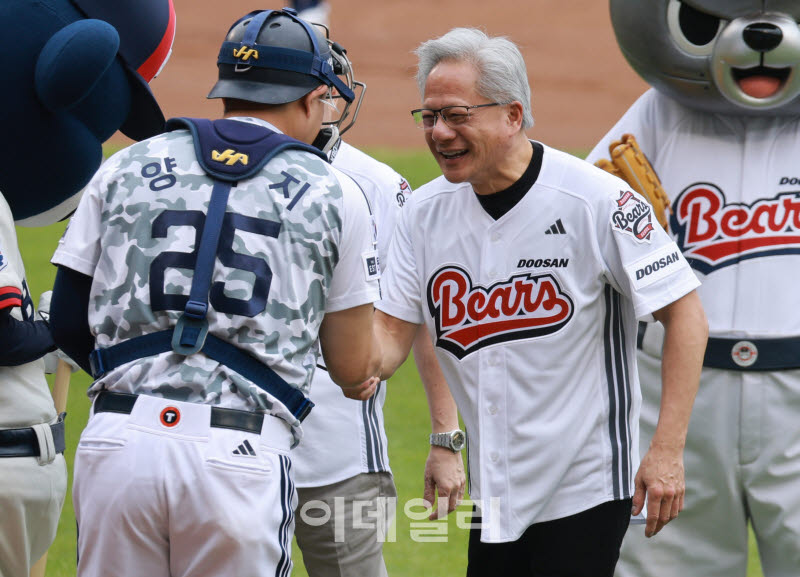 양의지 선수와 인사 나누는 젠슨 황 엔비디아 최고경영자                                                                                                                                             