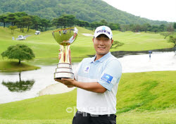 [포토] 문동현, 만 20세 2개월 2일로 최연소 우승 기록                                                                                                                                                     