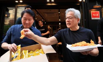 치킨 들고 나온 젠슨 황… "HBM 더 필요해!" 현장 웃음바다