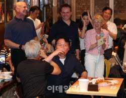 [포토]젠슨 황-최태원, '깐부치킨에서 러브샷'                                                                                                                                                   