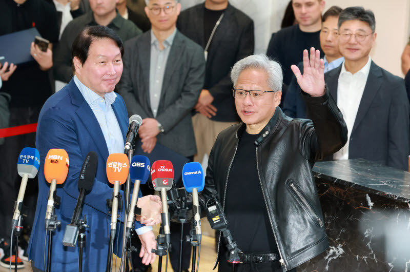 인사 나누는 최태원 SK 회장-젠슨 황 엔비디아 최고경영자                                                                                                                                            