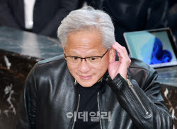 [포토]질의 경청하는 젠슨 황                                                                                                                                                                             