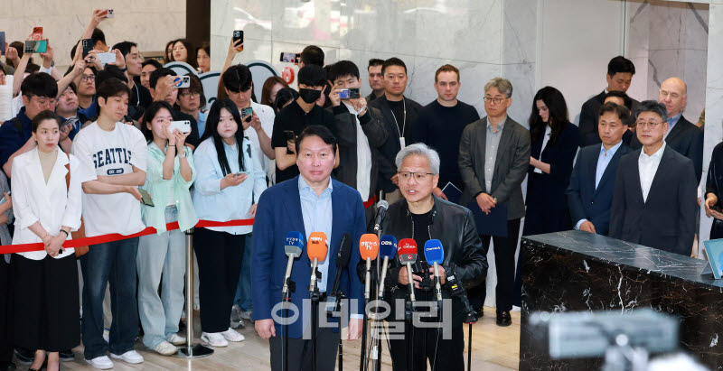 젠슨 황 "SK하이닉스는 최대 메모리 파트너…투자 규모 훨씬 커질 것"(상보)