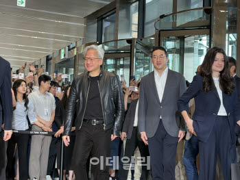 젠슨 황, 여의도 LG트윈타워 찾아…'삼소 회동' 구광모와 포옹