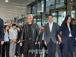 젠슨 황, 여의도 LG트윈타워 찾아…'삼소 회동' 구광모와 포옹
