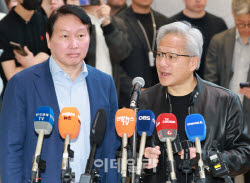 SK·엔비디아, 'AI 팩토리' 함께 짓는다…메모리 넘어 ‘AI 인프라’ 동맹 구축 (종합)