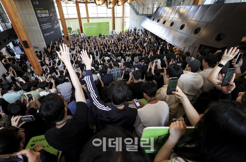  서울대 방문한 젠슨 황                                                                                                                                                                            