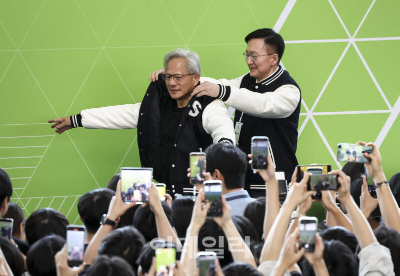 서울대 점퍼 선물받는 엔비디아 젠슨 황                                                                                                                                                            