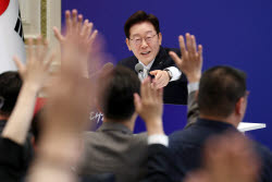李 “반도체 초과세수, 미래 투자에 활용”…보유세 인상 가능성도 시사