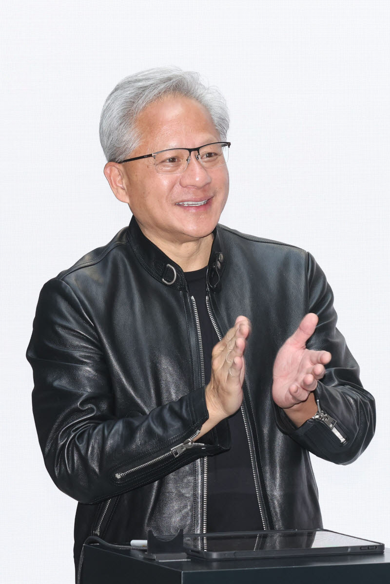 박수치는 젠슨 황 엔비디아 CEO                                                                                                                                                                     