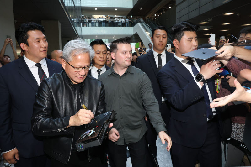 GPU에 사인하는 젠슨 황 엔비디아 CEO                                                                                                                                                               