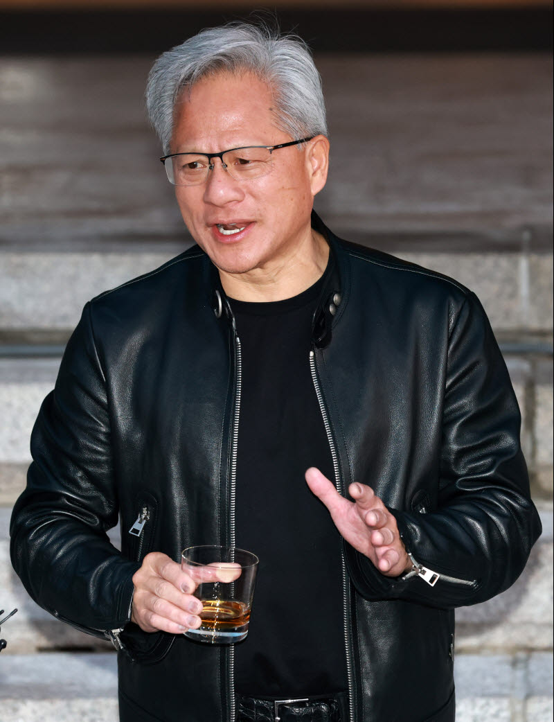 질의에 답하는 젠슨 황                                                                                                                                                                             
