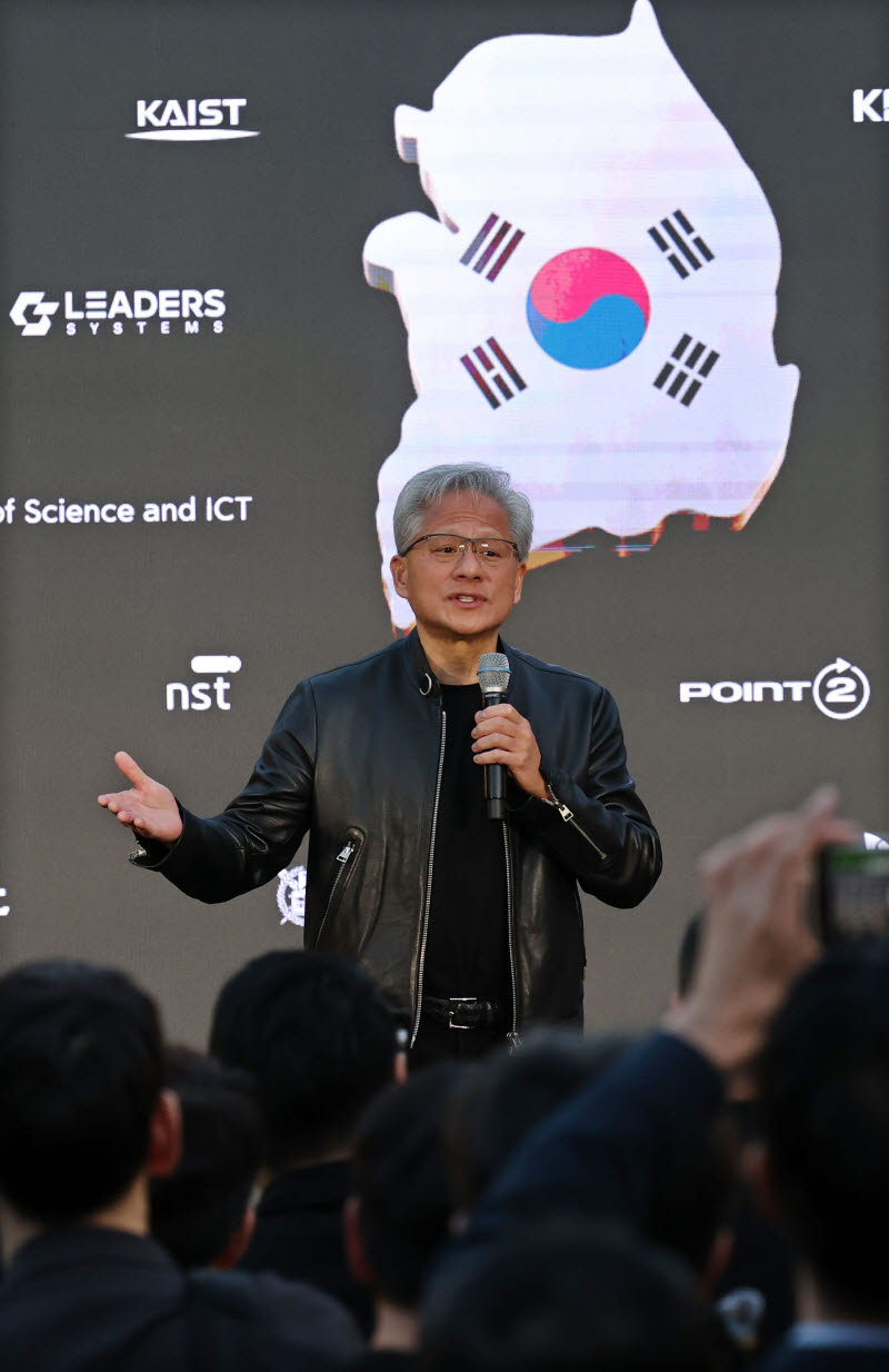 연설하는 젠슨 황                                                                                                                                                                                  