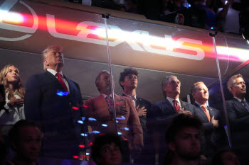 NBA 파이널 찾은 트럼프, 전광판 등장하자 거센 야유 쏟아져