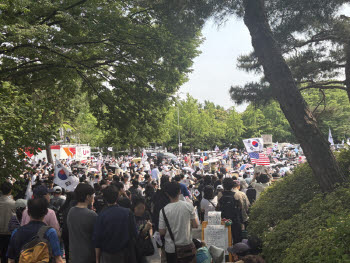 "가방에 든 그거 뭐야"…도 넘은 `잠실 개표소 시위`, 경찰도 강력 대응(종합)