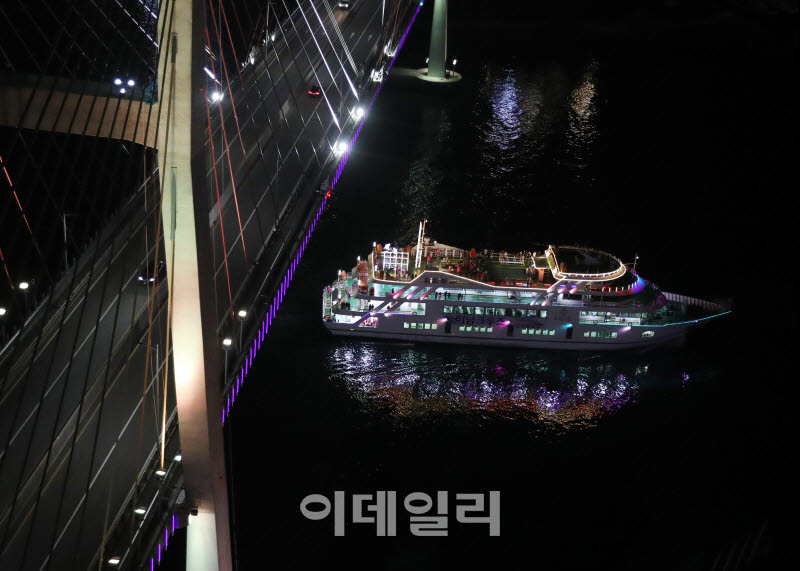 [포토] 여수 앞바다 야간 유람선