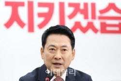 '부정선거 팻말 논란' 장동혁 "음모론 폄훼는 비상식…중요한 건 참정권 침해"