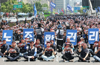 총파업 불 지피는 완성차 노조…"로봇 도입에 고용 보장하라"