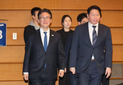 최태원 "새 공장, 해외에 지을 수도"…김민석 "한국에서 되게 해야"