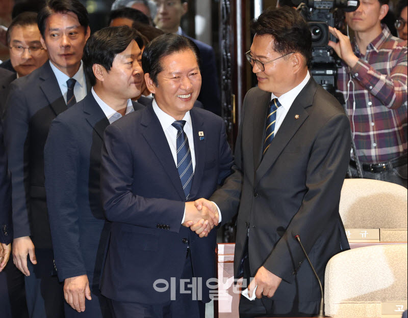 의원총회, '악수하는 정청래-송영길'                                                                                                                                                      