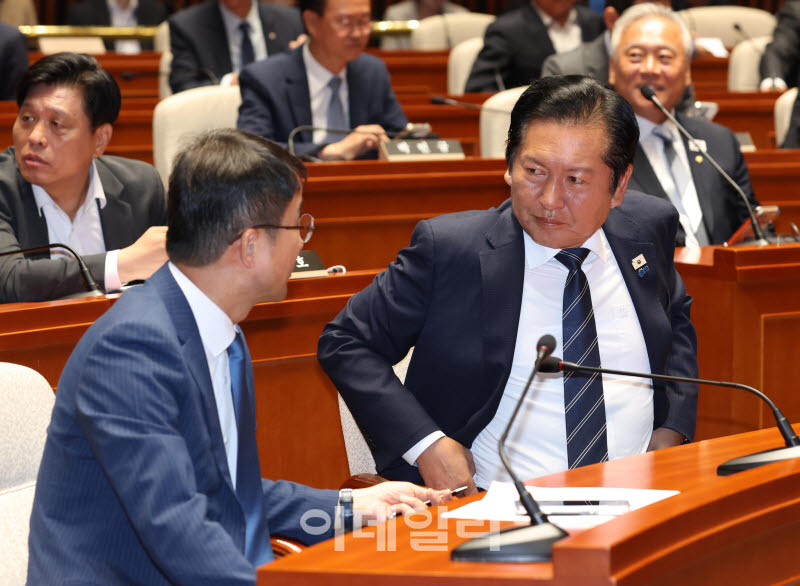 의원총회, '대화하는 정청래-한병도'                                                                                                                                                      