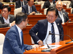 [포토]의원총회, '대화하는 정청래-한병도'                                                                                                                                                      