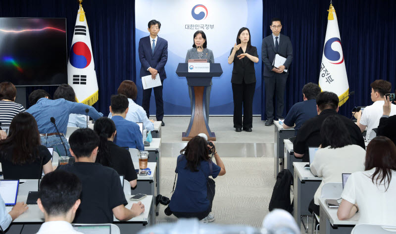 쿠팡사태 제재안 의결 브리핑하는 송경희 개인정보보호위원장                                                                                                                                         